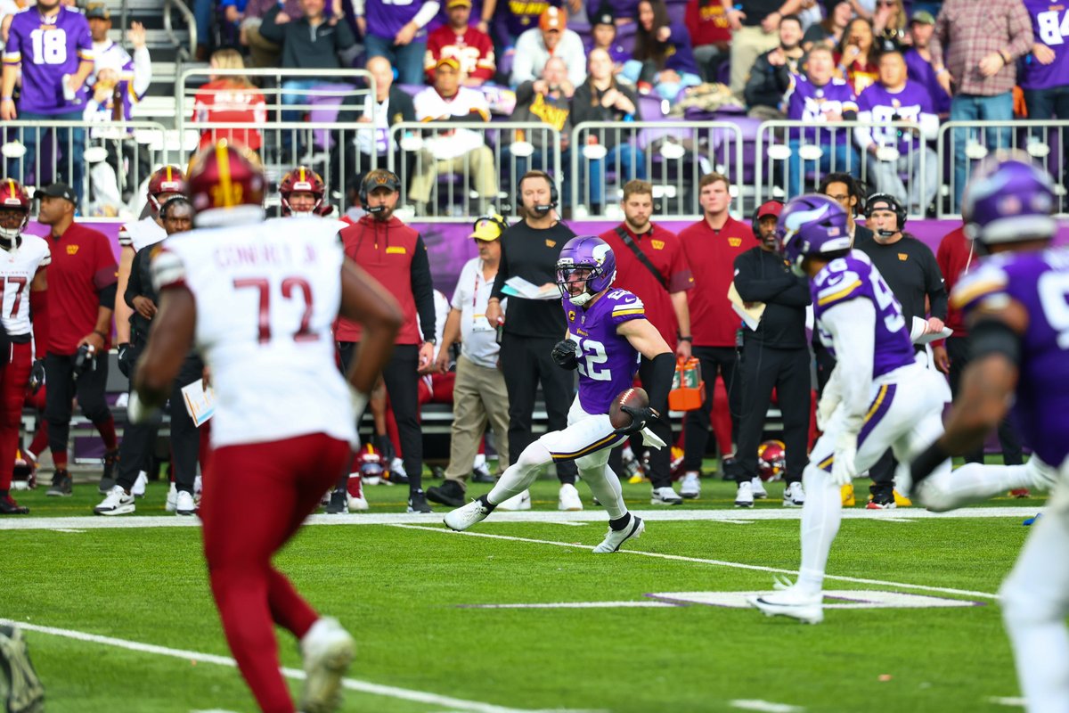 VikingsPR's tweet photo. .@harrismith22 logged his first interception of the season. With 38 career picks, he passed Joey Browner for the fourth most in team history. He also has three more interceptions than any other active NFL player (Kevin Byard, 35).
#WASvsMIN https://t.co/pzhDExVM7c