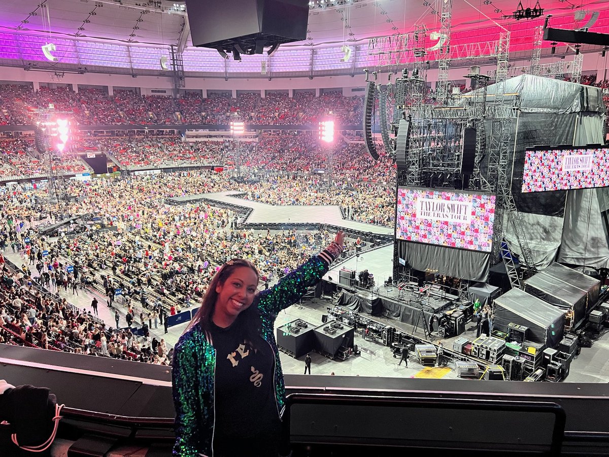 Andie121447's tweet photo. @taylornation13 @DisneyPlus @taylorswift13 Don’t Blame Me for the person I become when it’s time to re-live the final show….and see the doc we’ve been waiting for!!! 🐍🖤🖤🖤🖤🖤🖤🐍 https://t.co/9ZzWYZH2Xv