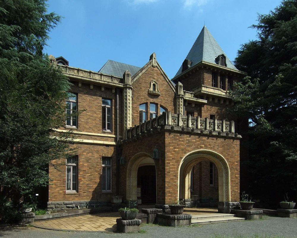 Been rewatching #Haganai with a friend recently and I've been wondering ... is this just a generic mansion design or does Sena live in the Ushiromiya mansion? You know what to do Beato, for Yozora's sake. 😆