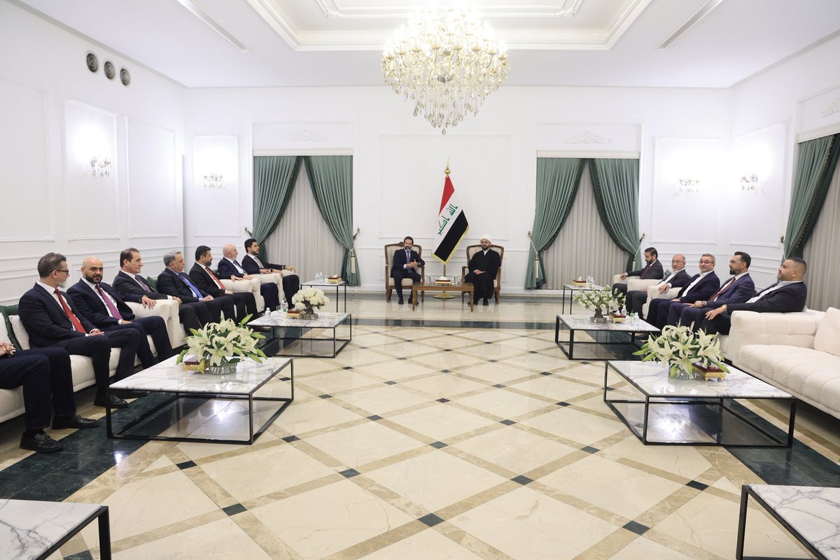 الشيخ الأمين يستقبل وفد الاتحاد الوطني الكردستاني برئاسة السيد قوباد طالباني

استقبل الأمين العام لحركة عصائب أهل الحق، سماحة الشيخ قيس الخزعلي، اليوم في مكتبه ببغداد، وفد الاتحاد الوطني الكردستاني برئاسة نائب رئيس وزراء حكومة الإقليم، السيد قوباد طالباني.

وقد قدم السيد قوباد