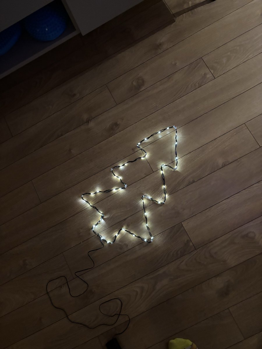 37. diena. Viss turpinās, bet turpinās arī pirmssvētku trakums, bildi ielikšu rīt, jo šodien kvadrātiņu vietā lielākotirs tapa paštaisītas eglītes kāpņu telpai :)