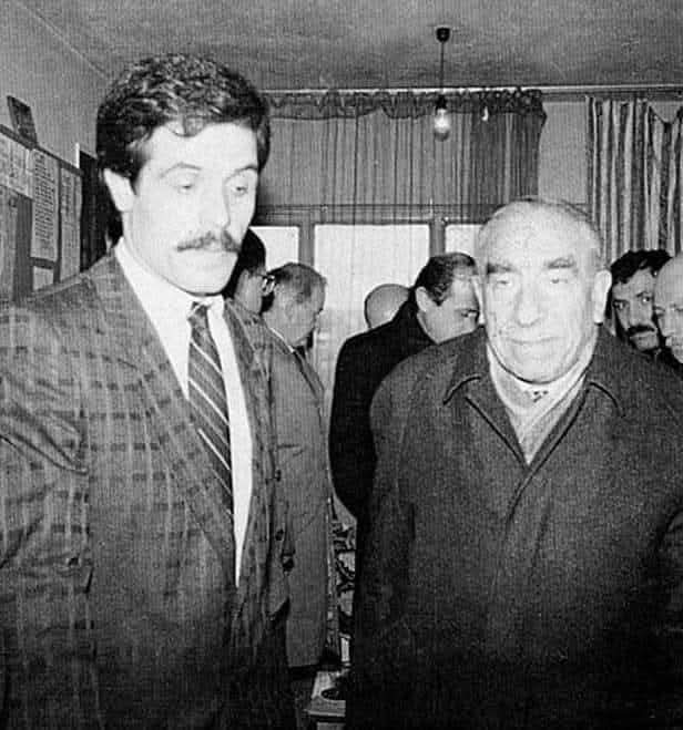 SENİ,
DURUŞUNU,
KARARLILIĞINI,
ADAMLIĞINI,
ADANMIŞLIĞINI.

UNUTMAYACAĞIZ... 

Mekanın Cennet olsun Ağabey.

#AliMetinTokdemir