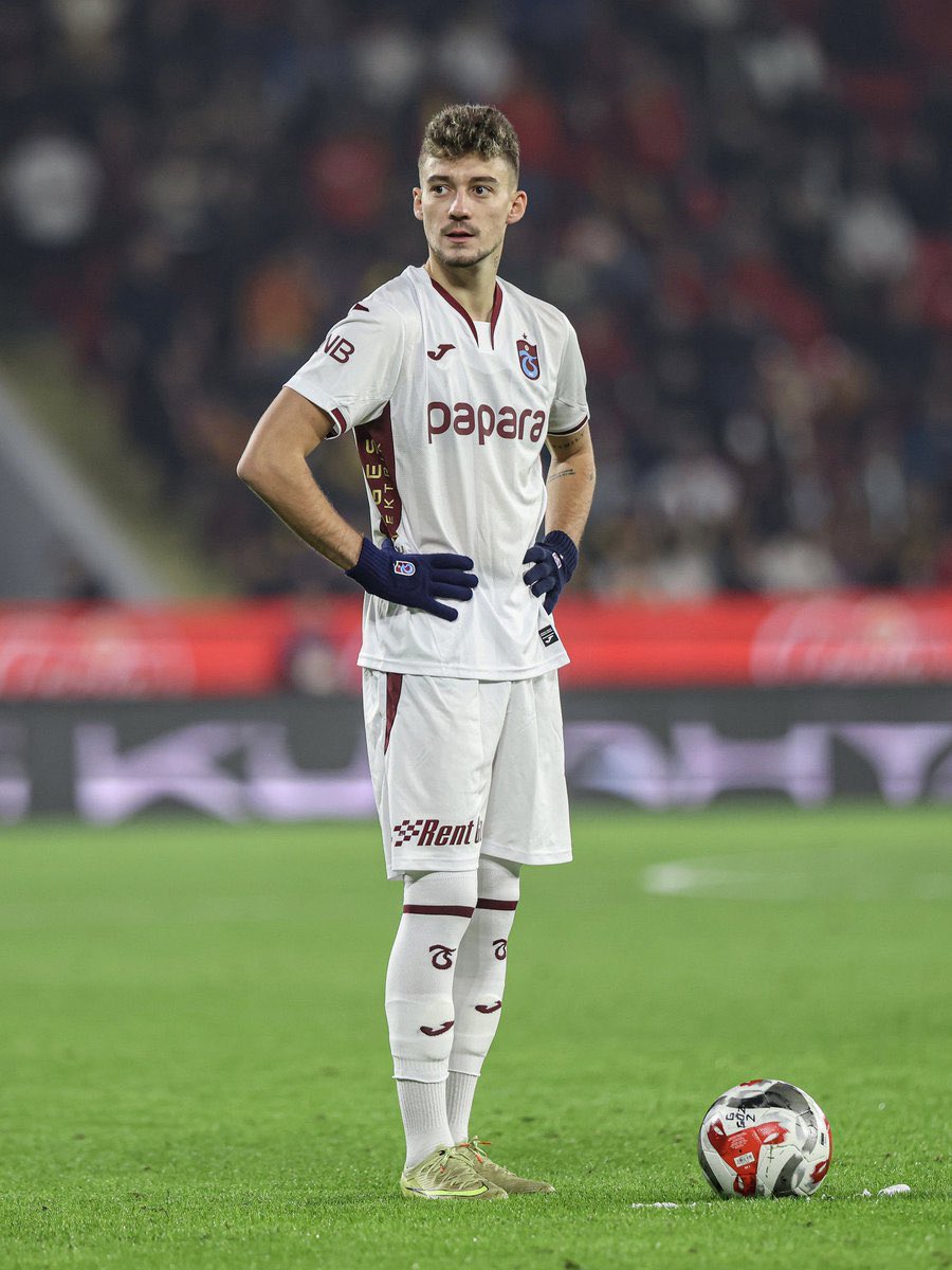 Her hafta 10 tane gol de atsa bu adam topçu falan değil. 
Her gol attığında sanki messiymiş de elimizden kaçırmışız gibi tribe girmeyin.

Sene sonu bonservisini bile almayacaklar buda burda dursun.