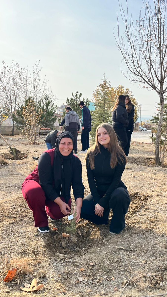 pdyldz's tweet photo. Aynı toprağa kök salmak gibi Ailece dikilen her fidan hem geleceğe hem sevgiye bırakılan sessiz bir mirastır #aileyili# Ağaç dikme etkinliği @tcmebhaber @ŞEHIT AHMET SANDALCI ANADOLU LİSESİ @kirikkalemem https://t.co/Ea307vdRtE