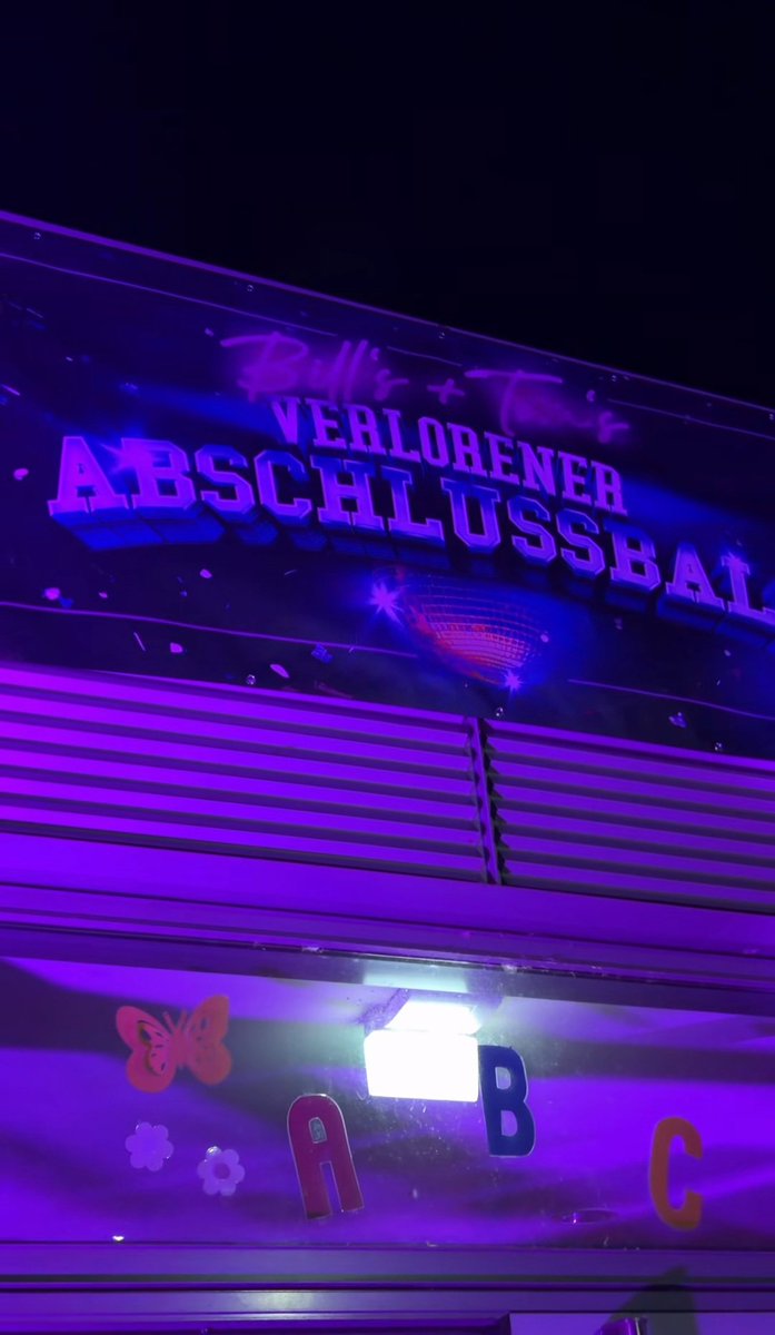 Verlorener Abschlussball ❄️
Bill with his dance group (2nd pic) 😍
12/2025
#BillKaulitz #TomKaulitz