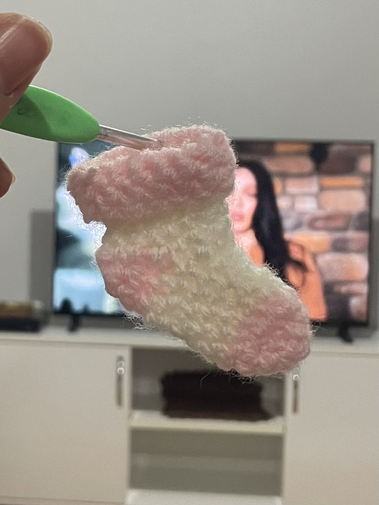 vanteul's tweet image. mori’nin isteği üzerine çorap örme denemeleri, hybe götünü kollasın