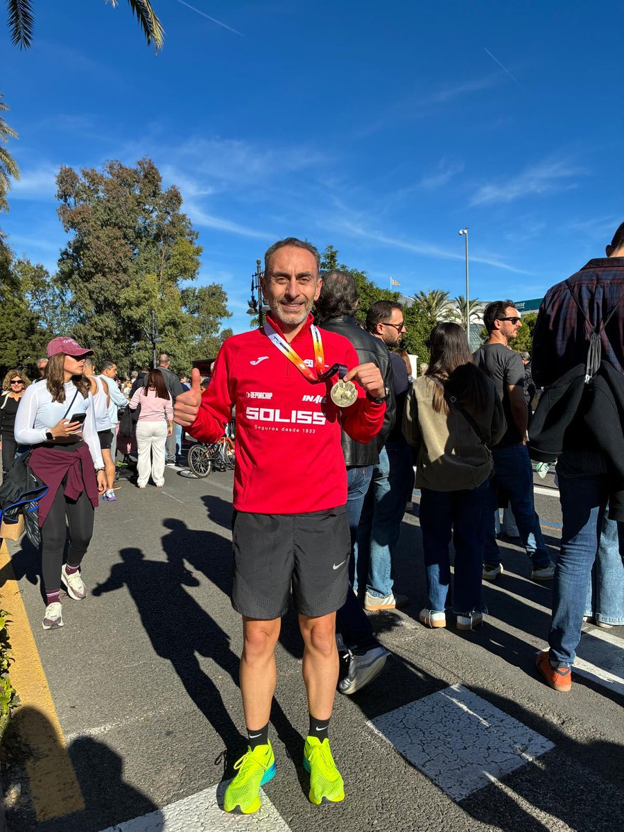 ahornmar's tweet photo. Qué difícil es que todo salga bien en un maratón! Con nuestro atleta Roberto Reoyos del @ATLSANILDEFONSO parece fácil. Otro año más mejorando marca a sus 53 tacos. Muy orgullosos! https://t.co/rIQVmNCa5O