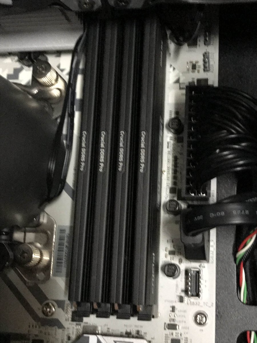 yanoyano4649's tweet image. 鯖缶のぼやき 　
丁度1年前にゲーム鯖用に入れたメモリー 
今同じ容量買おうにも価格がやばすぎて 
泣けます(´・ω・`) 
来年末以降に価格落ち着いてもらえればと思います
#メモリー
#DDR5
#Crucial
#高騰