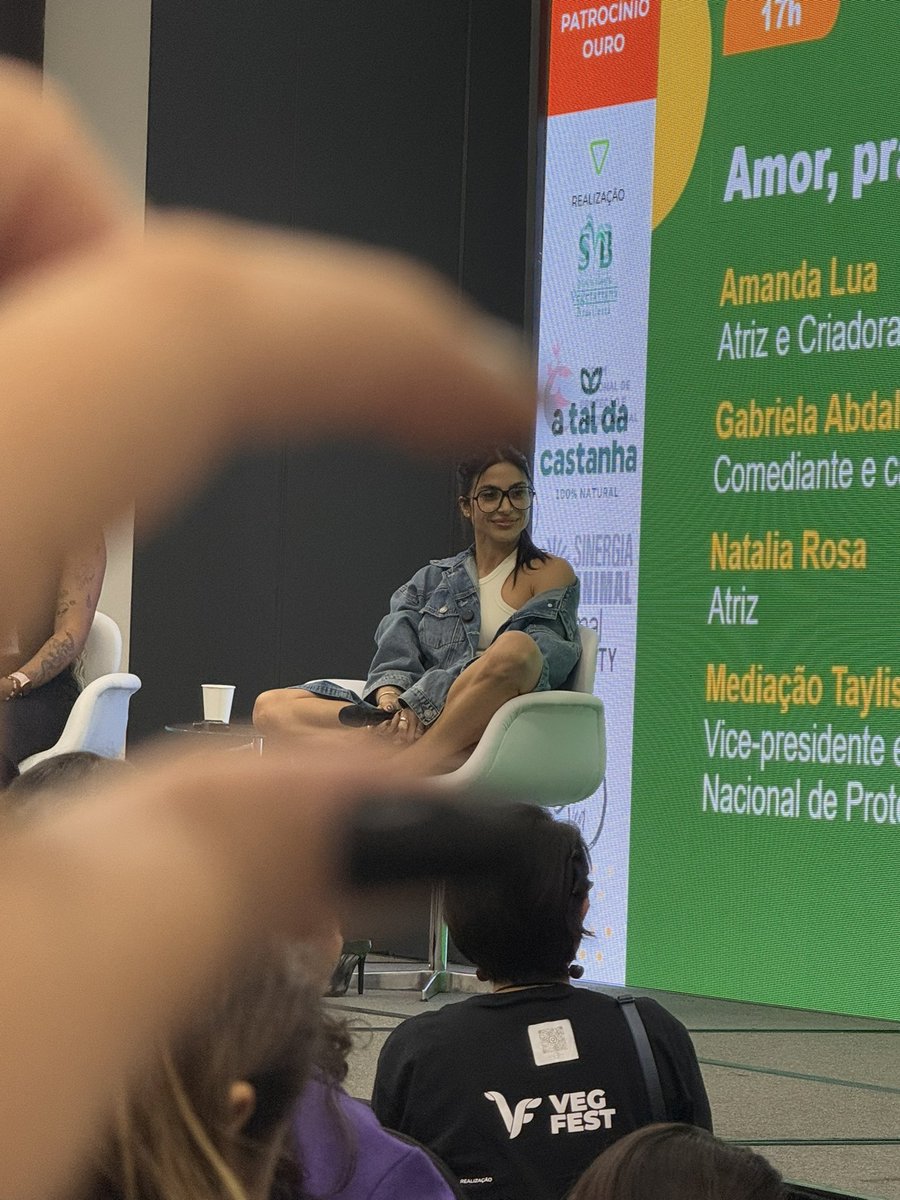 ela é desse 🤏🏽 tamanho