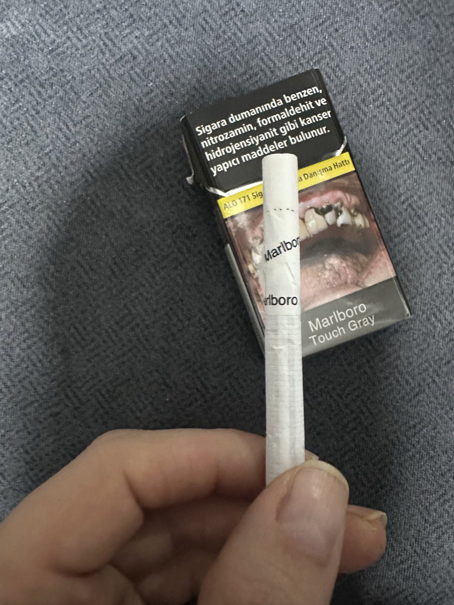 İçinden odun çıkmasına biraz alışmıştık ama bu basım hatası bize de sürpriz oldu 😏 Merdiven altı üretim mi aldık anlamadım. <a href="/InsidePMI/">Philip Morris International</a> #marlboro