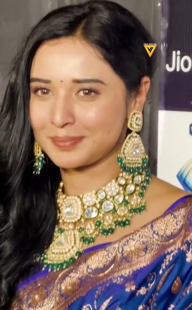 mhoonna's tweet photo. Paps started screaming after seeing #TanyaMittal " ap real main kitni sundar hai, tv se bhi jyada" they were awe in ber beauty &amp; indian look Awwww thank you viral &amp; all the paps, please be kind to my girl✊🏻 https://t.co/xFdywW50BO