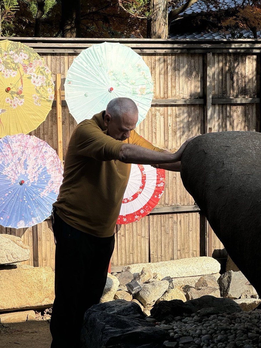 The_Stone_Oishi's tweet photo. He once faced stage 4 cancer.
Today he returned to The Stone, standing silently with deep gratitude.
Seeing him touching #THESTONE with such sincerity reminded me how much hope people carry here.
May everyone find strength and a new path forward.
 #Hope https://t.co/9LR9LDa2EL