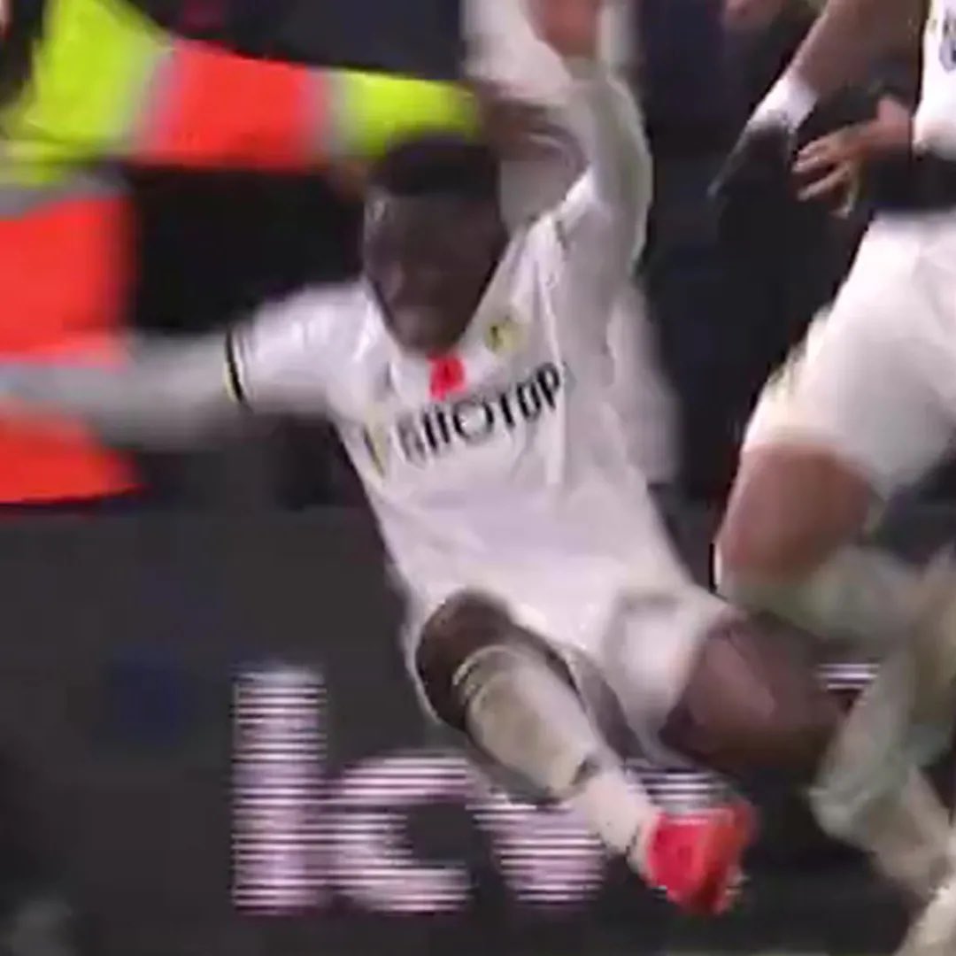 TrentG1919's tweet image. Why is Gnonto always on the floor 😭
#LUFC