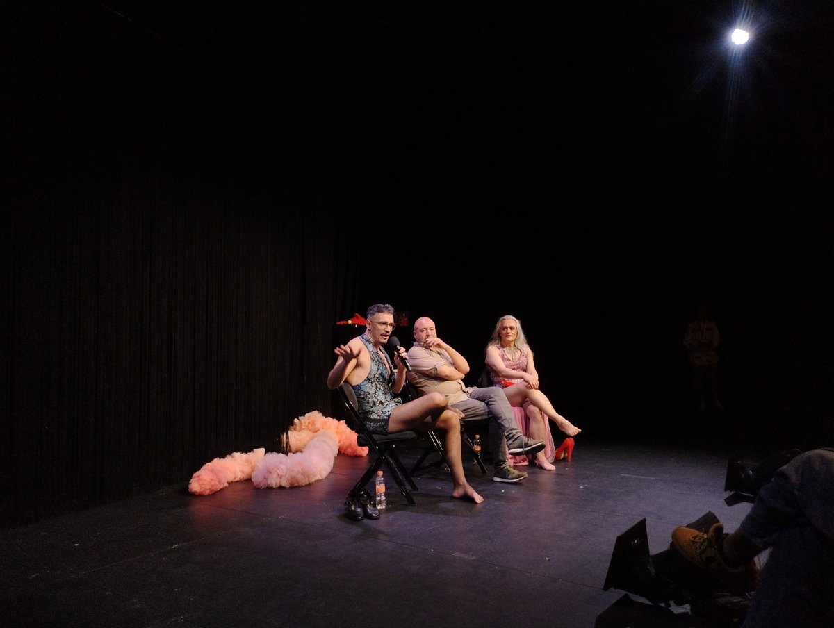 "Yo, travesti" explora una línea de tiempo que va, más o menos, de los años 80 del siglo XX a la actualidad. Plantea que la memoria travesti exige ser recordada no por la violencia, sino por la belleza y la felicidad que aporta.