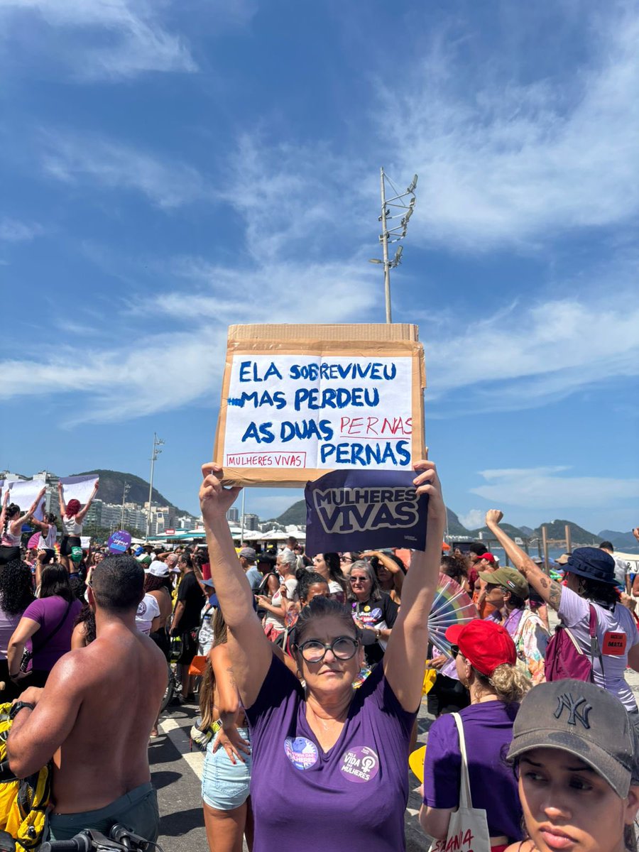 BASTA DE FEMINICÍDIO! Quatro mulheres são assassinadas por dia em um país que insiste em preservar sua cultura misógina e violenta. No ato Mulheres Vivas, levantamos nossas vozes para dizer que nos queremos livres, vivas e com direito de existir sem medo.