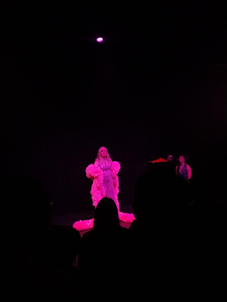 La obra "Yo, travesti" conquistó la <a href="/FILGuadalajara/">FIL Guadalajara</a> y el  <a href="/jardinescenico/">jardinescenico</a> <a href="/teatroinbal/">Coordinación Nacional de Teatro</a> con una función única y agotada.
Autoficción, humor, belleza y memoria travesti en un montaje que nos recuerda que SER también es un acto de resistencia. 🌟