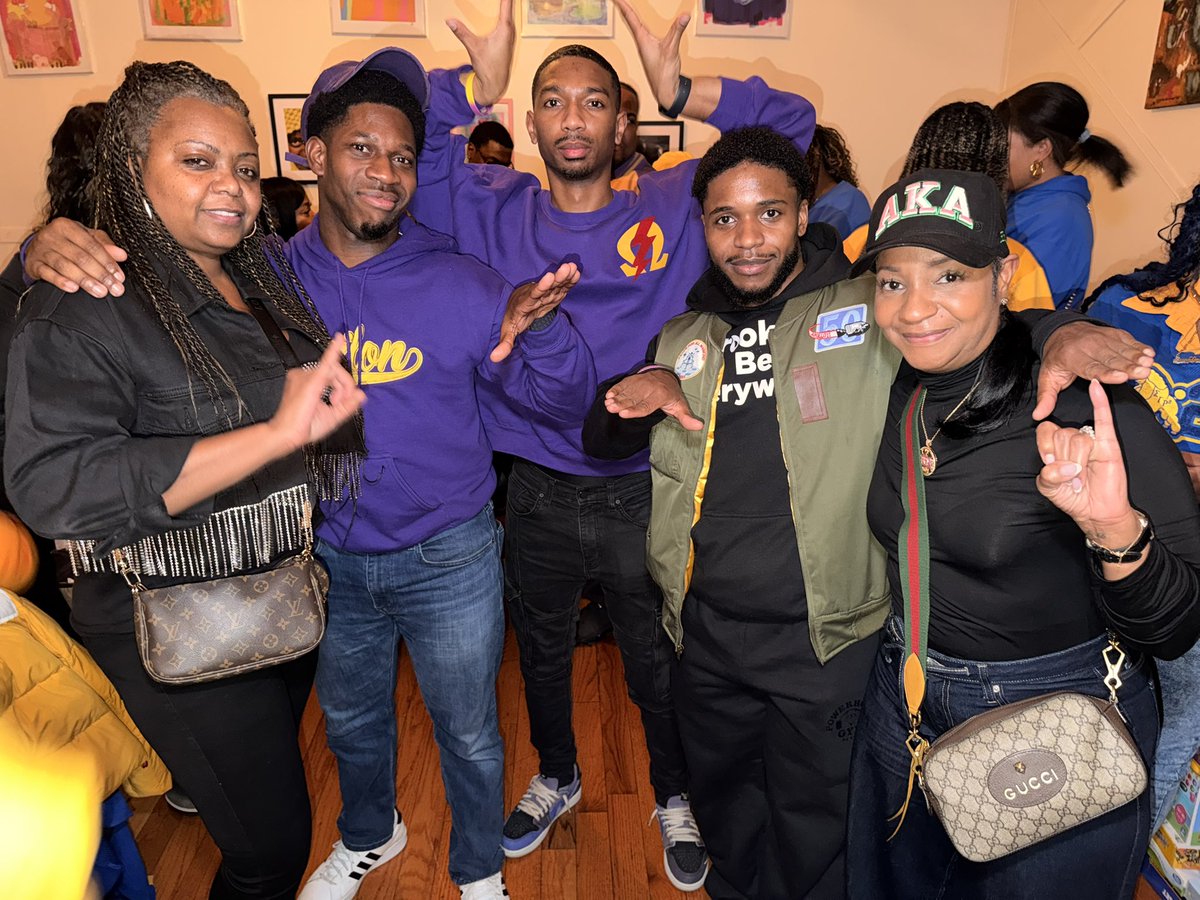 This past Friday, the brothers teamed up with the ladies of Sigma Gamma Rho, Eta Nu Sigma Chapter, for our annual Toy Drive at BK9! 🎁💜💛

We had a great time collecting toys and giving back. Thank you everyone!

#Epsilon #OmegaPsiPhi #QueYorkCity #MerryChristmas #ToyDrive