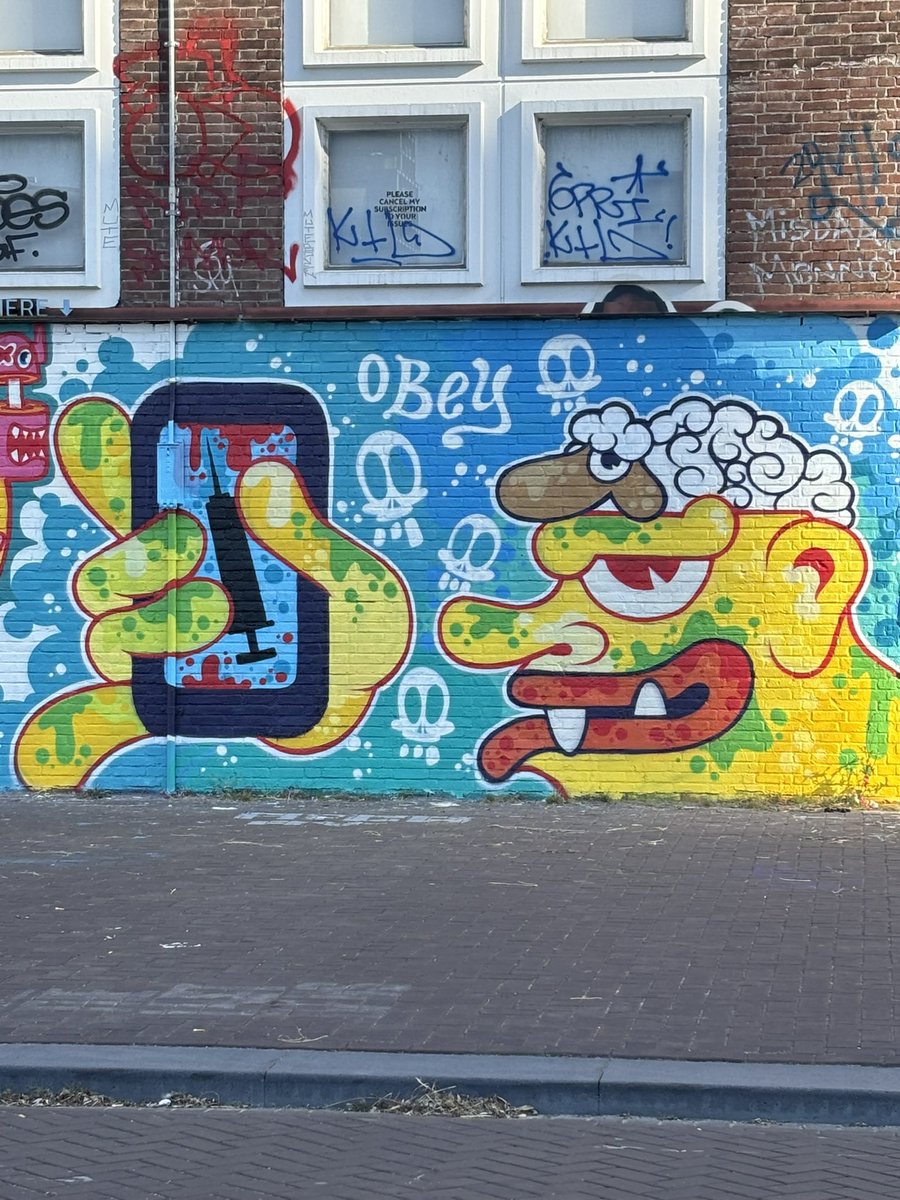 Het  zegt het al,
ik ben jarig, niet erg uniek
maar in dit geval
maak ik gewoon een gedichtje voor mezelf.

Natuurlijk word ik wel gefeliciteerd,
daar ligt het echt niet aan,
Als geen ander weet ik, dat ik best
een tevreden mens mag zijn
en dat ben ik dan ook,
#spelenmettaal