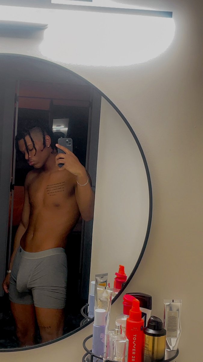 chris222crazy's tweet image. It’s Sum bout that bathroom mirror 🤌🏾