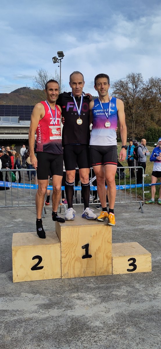 Txindoki Kroseko podiumak, Gipuzkoako Kros Txapeldunak 👇

Master 35 ♀️

1. Ana Montero (Argixao)
2. Adelaida Rubio (CA Rentería)

Master 35 ♂️

1. Sergio Roman (Atlético SS)
2. Jorge Sainz-Maza (Zumaiako Triatloi Taldea)
3. Iñigo Trokaola (CD Eibar)