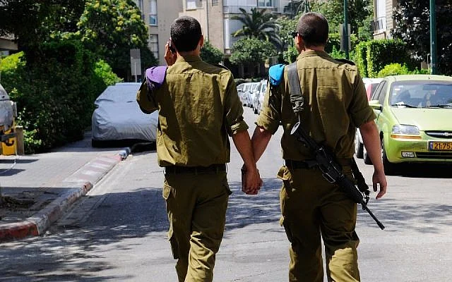 SlappyGold's tweet photo. @sankarahh @fabbjusufbis Due soldatii gay dell' IDF che girano liberamente mano nella mano. Quanto durerebbero in uno stato islamico questi due ragazzi ? In israele i gay si sposano civilmente a Cipro e successivamente lo stato Israeliano registra le unioni. In ogni caso l' omofobia in Israele è reato. https://t.co/QkYTy6D2e5