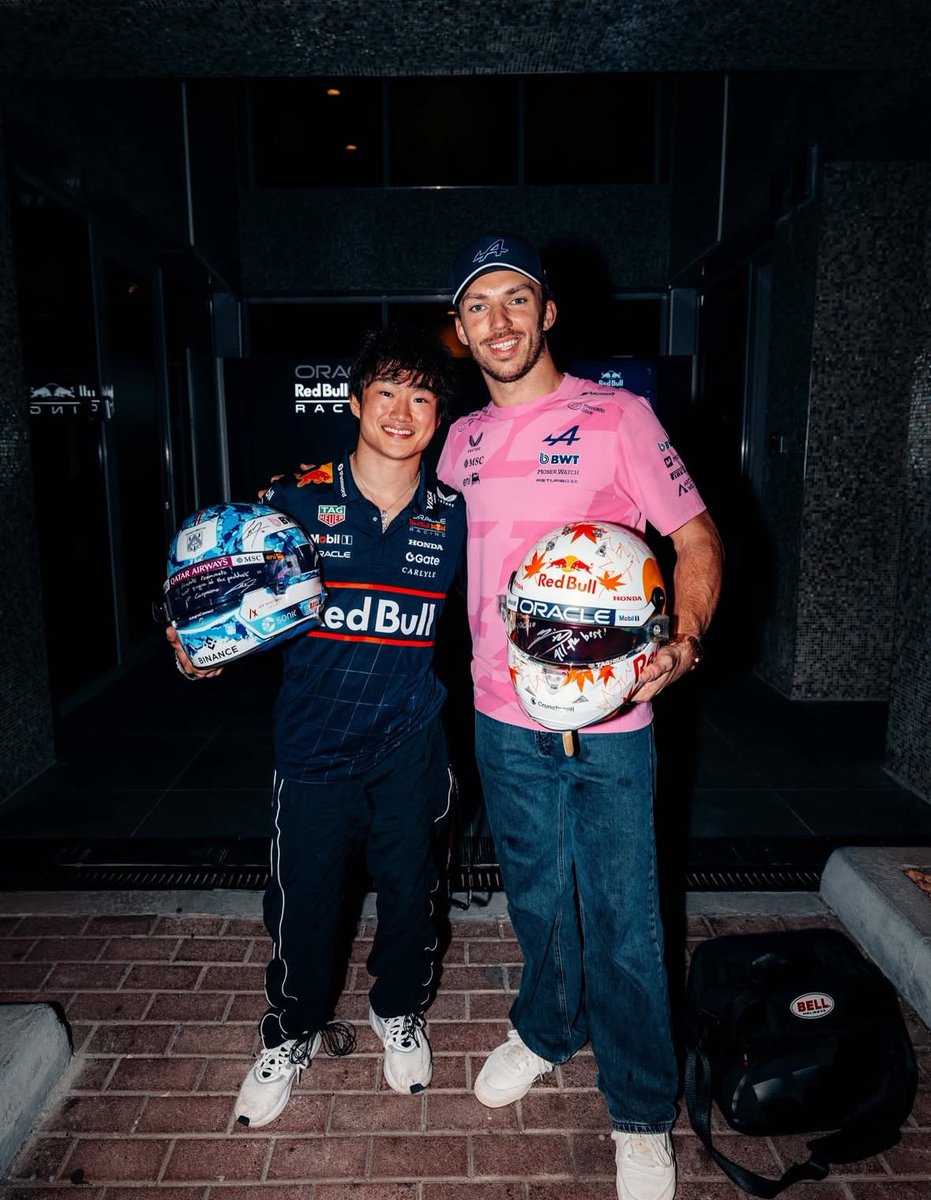 Hawk9248's tweet photo. YUKI AND PIERRE SWAPPED THEIR HELMETS 🥹 https://t.co/3zxxcRZHXL