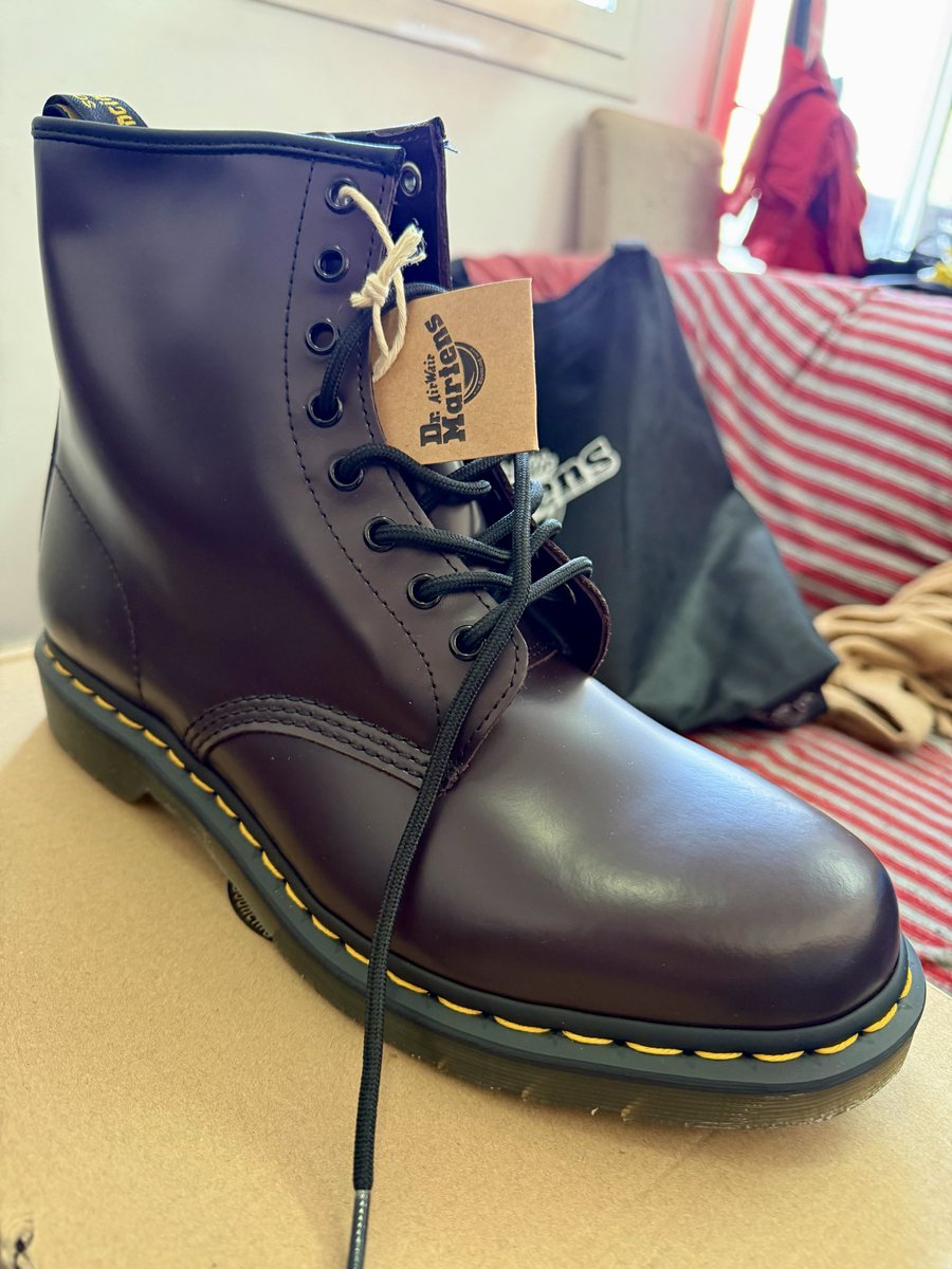Morthrel's tweet photo. Ir a comprar unas @drmartens 1460 en color negro y volver con unas en color borgoña ahorrándome 60€.
Creo que por hoy ya no puedo pedir más.￼ https://t.co/yqlLohPFe9
