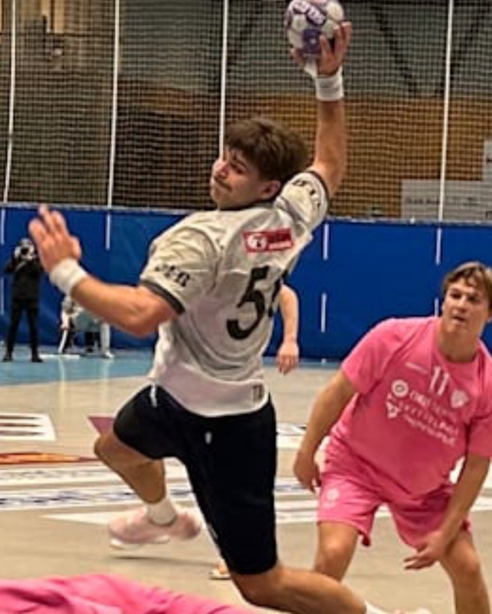 Handballstudio's tweet image. Ukas bombe i 1 div
Topp mot bunn, Ryger leder 21-12 til pause, og vinner 35-32 mot Viking TIF.  Imponert 👏👏
Viktig poeng for Ryger som kommer seg over nedrykk. Viking TIF mister følge til Bergsøy. 
Foto: @aftenblad
