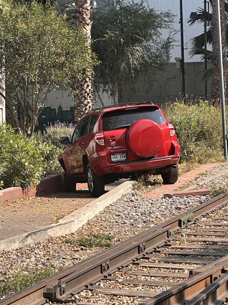 Por si a alguien se la robaron, amaneció sobre ciclopista de Ferrocarril de Cuernavaca casi esquina con Rio San Joaquin, Miguel Hidalgo. Transitó y SSP ignoraron totalmente, pero parece cerrada y aún sin vandalizar (domingo 7 diciembre, 14hrs) .