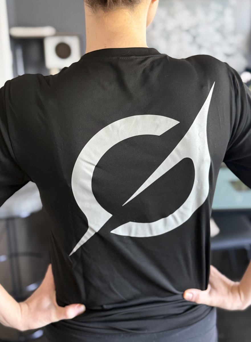 NeurIPS 最受欢迎的周边产品非 @xai 的 Grok 球衣莫属。

能和一些非常努力的团队成员线下见面，聊聊他们的模型是如何快速改进的，真是太棒了👀