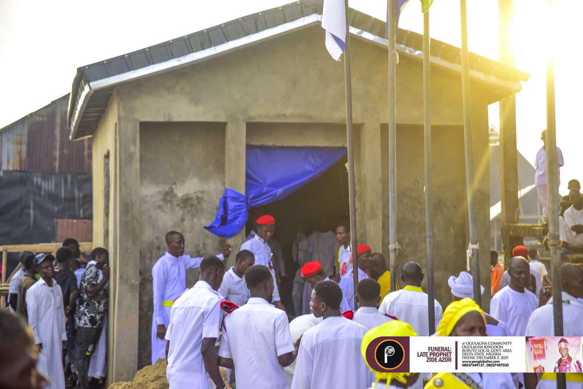 PENGlobal Social 
[IN PHOTOS] #FUNERAL: SCORCHING TEARS AS FAMILIES, SYMPATHISERS BID FAREWELL TO LATE PROPHET ZIDE AZOR
Read more/view photos
facebook.com/share/p/1MxUu9…