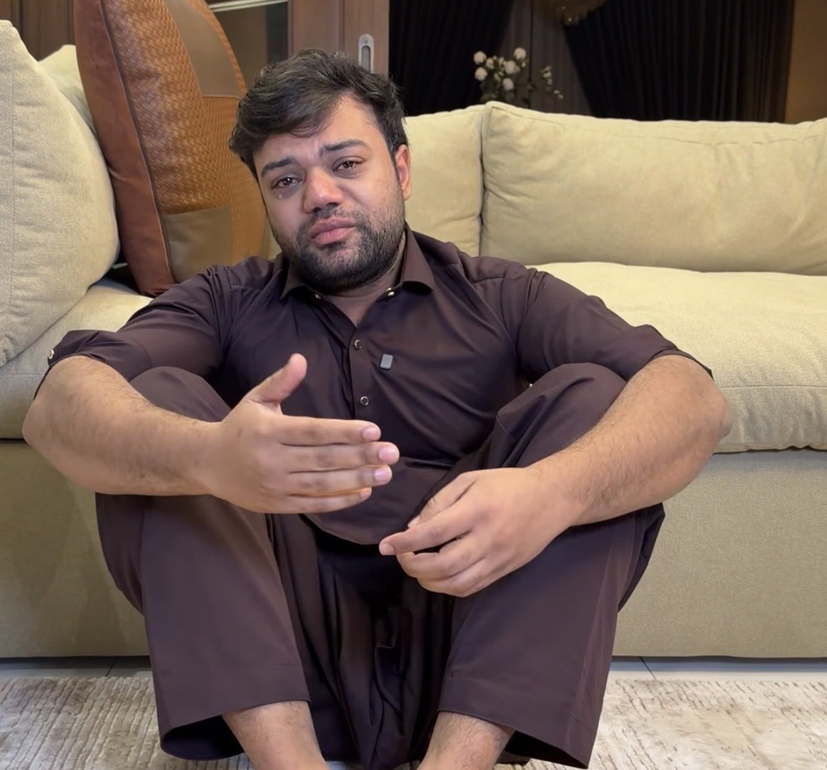 pastelTayyaba's tweet photo. This is unbearable. No one, absolutely no one, deserves to go through this. He built his name with his own hard work, he earned every bit of what he has, and yet some people are so consumed by greed that they hide behind the façade of ‘crime and justice’ to extort money. This isn’t accountability, this is white-collar blackmailing at its ugliest..

#duckybhai