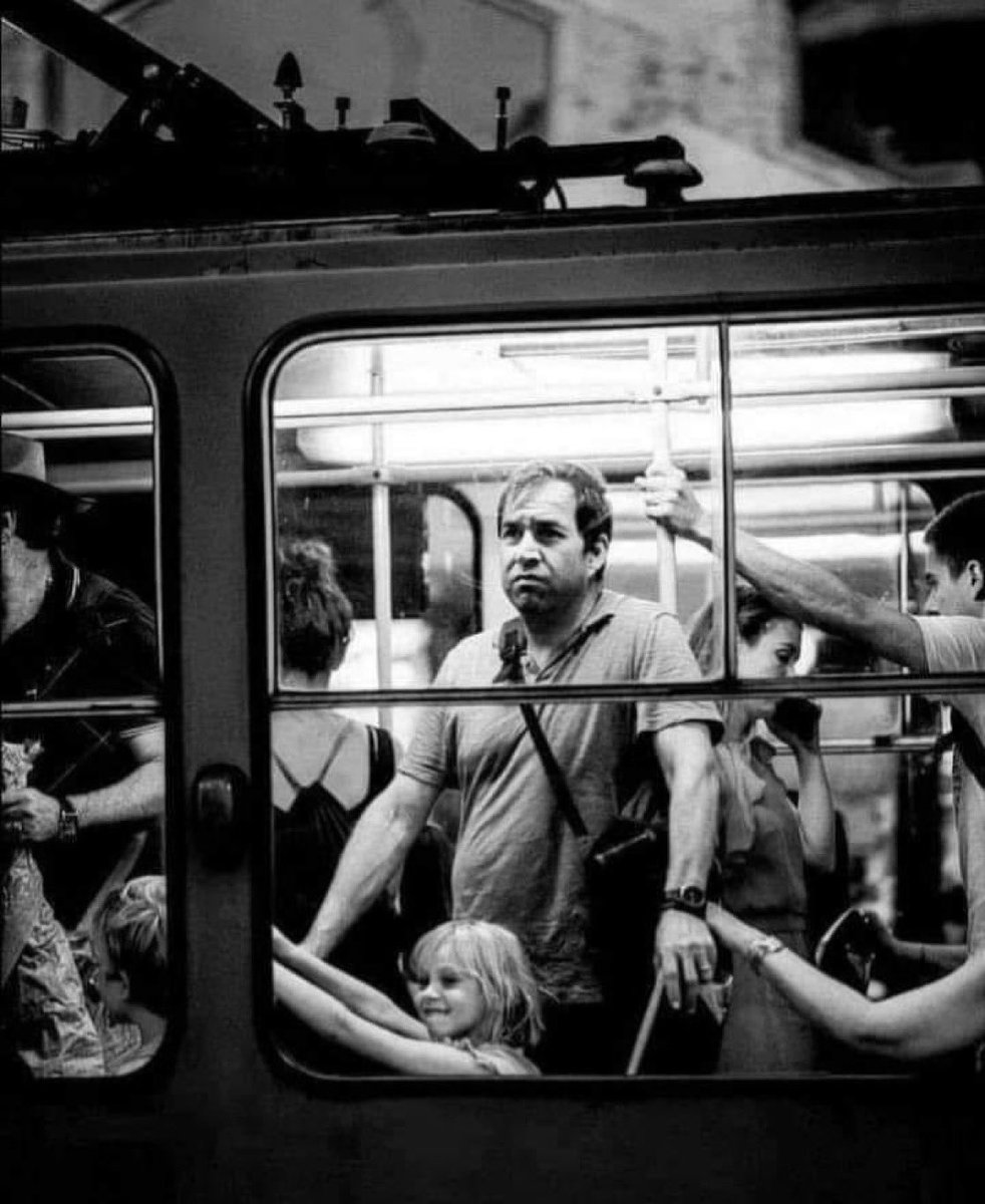 Arteymas_'s tweet image. ¿Cómo diablos puede un ser humano disfrutar que un reloj de alarma lo despierte a las 5:30 a.m. para brincar de la cama, sentarse en el excusado, bañarse y vestirse, comer a la fuerza, cepillarse los dientes y cabello y encima luchar con el tráfico para llegar a un lugar en donde…