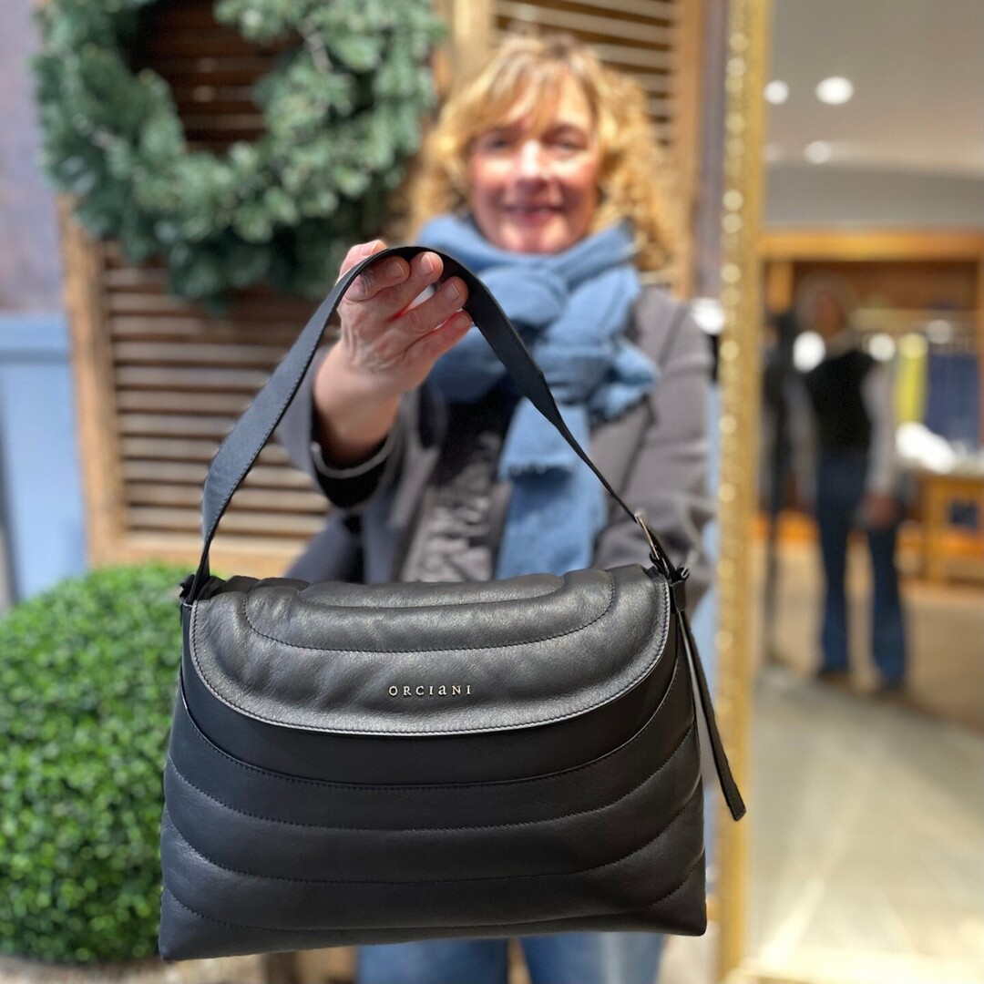 Geschenk-Tipp von Anne! 
Ein Muss für jede/n Liebhaber/in von Handtaschen. Wenn Sie jemandem eine wirklich besondere Freude machen möchten, schauen Sie sich die „Handtasche Nana Black“ von Orciani einmal an.
Das softe, gesteppte Nappaleder fühlt sich bes… instagr.am/p/DR99o-6jHmi/