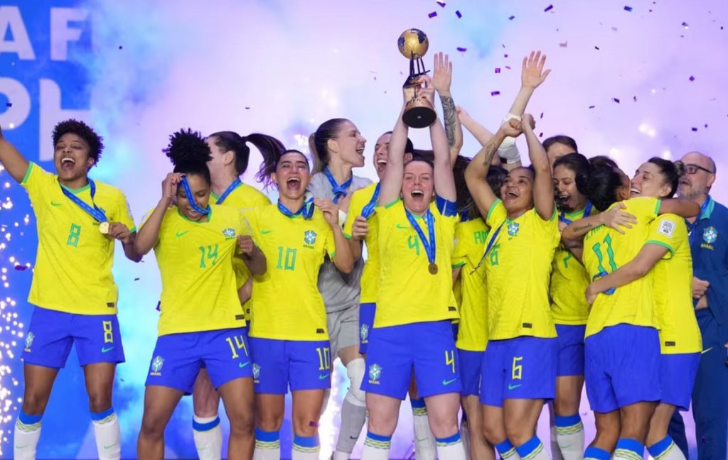 lazarorosa25's tweet photo. Hoje foi dia de espetáculo das mulheres brasileiras, histórico para o esporte: a seleção de futsal levantou a primeira Copa do Mundo feminina e Rayssa Leal se tornou a maior campeã mundial do skate, agora com quatro títulos. Parabéns!

QUEREMOS MULHERES VIVAS https://t.co/QDnzZ5RLeB