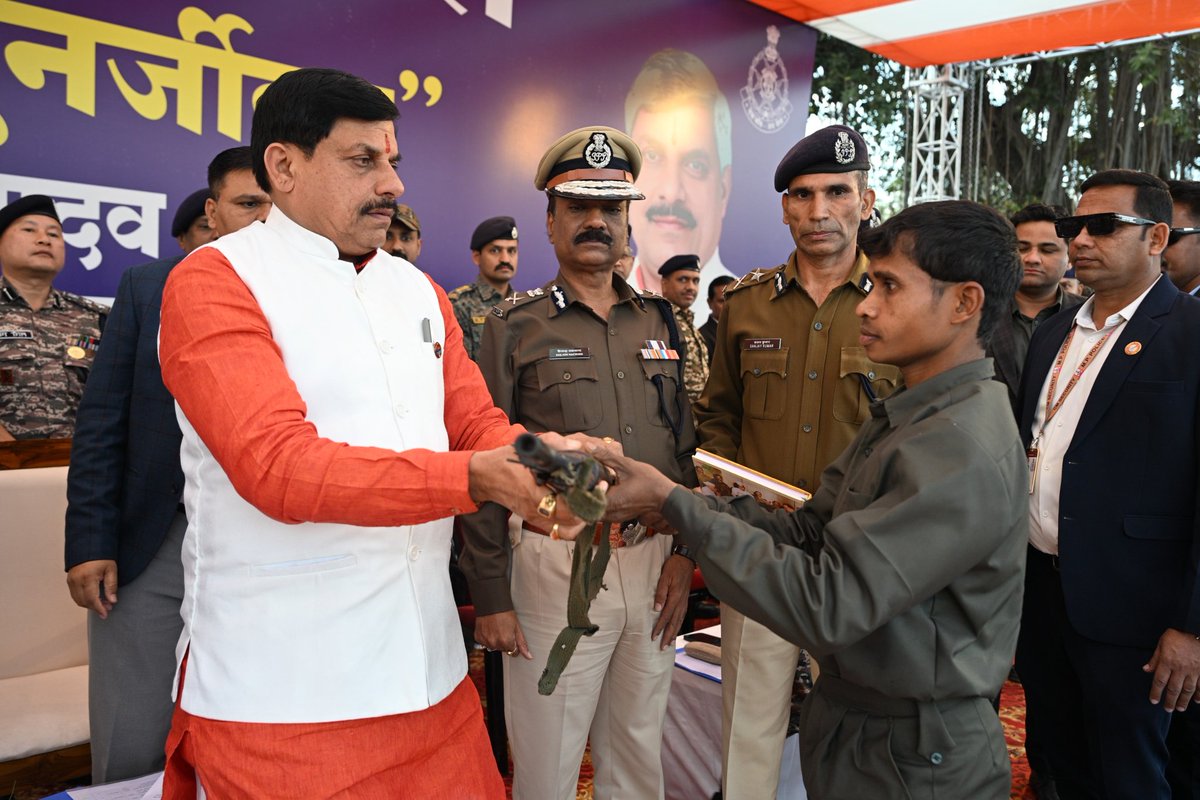 SP_Balaghat's tweet photo. #बालाघाट

हमारा संकल्प नक्सल मुक्त मध्य प्रदेश

शांति और विकास की निर्णायक विजयः माननीय मुख्यमंत्री डॉ मोहन यादव जी की उपस्थिति में 10 हार्डकोर नक्सलियों का ऐतिहासिक आत्मसमर्पण !

@CMMadhyaPradesh @dgp @MPPoliceDeptt #BalaghatPolice #PowerOfSurrender #StepTowardsPeace #TrustInPolice #SupportFromGovernment #PoliceForProgress #NewHopeNewBeginning
