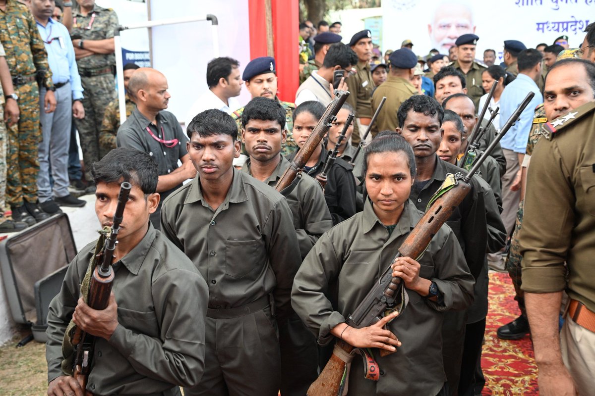 SP_Balaghat's tweet photo. #बालाघाट

हमारा संकल्प नक्सल मुक्त मध्य प्रदेश

शांति और विकास की निर्णायक विजयः माननीय मुख्यमंत्री डॉ मोहन यादव जी की उपस्थिति में 10 हार्डकोर नक्सलियों का ऐतिहासिक आत्मसमर्पण !

@CMMadhyaPradesh @dgp @MPPoliceDeptt #BalaghatPolice #PowerOfSurrender #StepTowardsPeace #TrustInPolice #SupportFromGovernment #PoliceForProgress #NewHopeNewBeginning