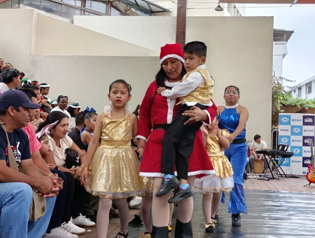 Estudiantes de Baby Dance del CAC ZUMAR Plaza Casuarina deleitaron con baile a los asistentes a la fiesta navideña de ZUMAR en Ruta Centro.
Gracias a la Alcaldía, la comunidad disfruta de espacios llenos de talento artístico.
#Guayaquil 
#ConstruyendoLaCiudadDeTodos