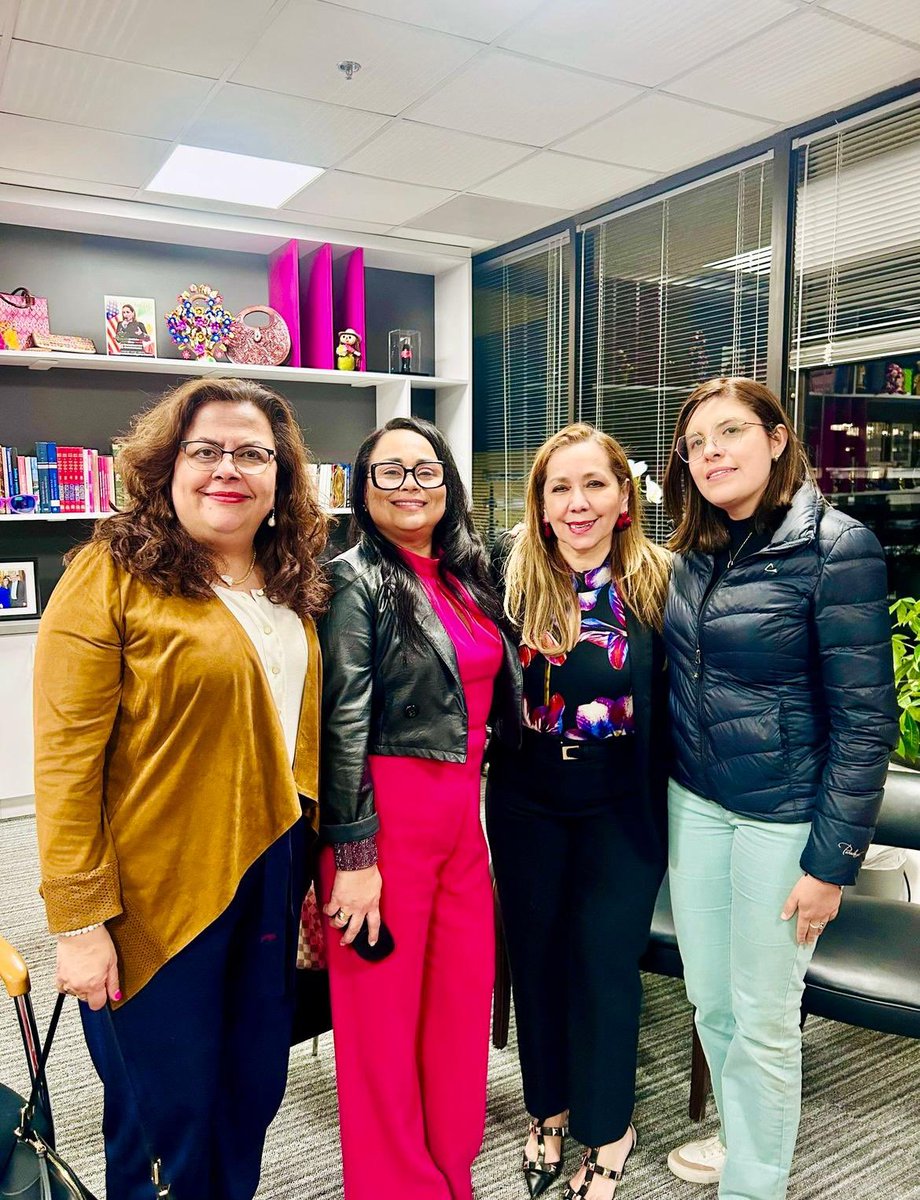 “No somos rivales, somos aliadas y juntas podemos romper techos de cristal en el mundo y construir un futuro sin límites.”
<a href="/nenaorantes/">María Elena Orantes</a> 
<a href="/trurin/">Claudia Trujillo R</a> 
<a href="/claudiamantilla/">claudiamantilla</a> 
<a href="/esparzacortezk1/">Katherine</a>