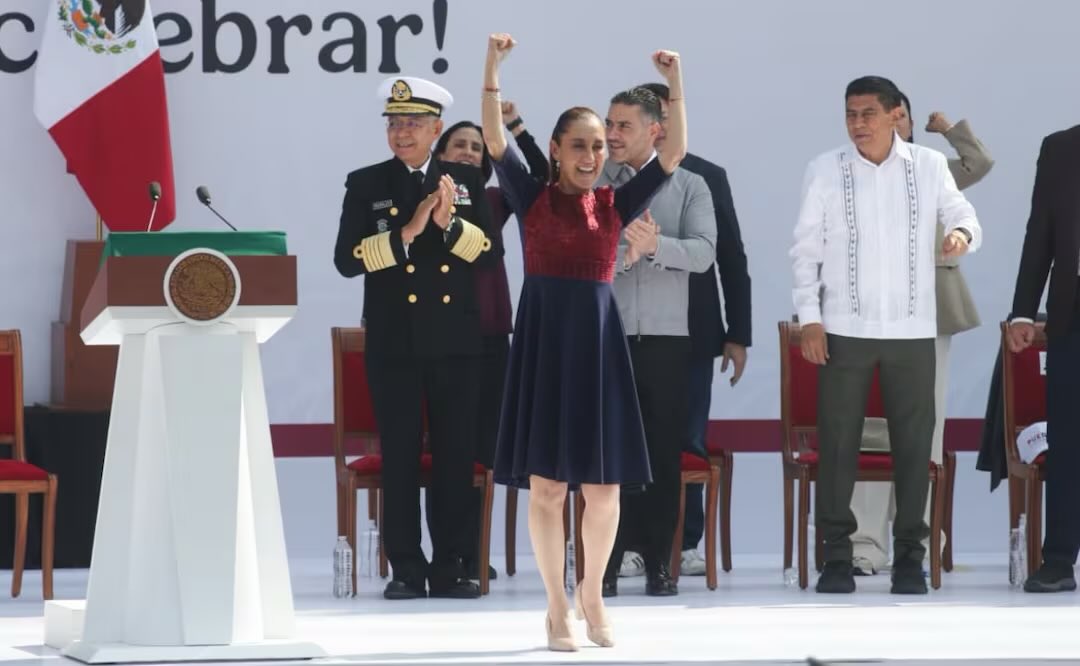 TereValeMX's tweet image. Que gran momento!, histórico Sra. Claudia. Lo logró…para el Guinness: el acarreo más grande de la historia!  MIL FELICIDADES. Sin el bloque negro, sin vallas, sin granaderos, puro control clientelar y complicidades. Gran éxito…