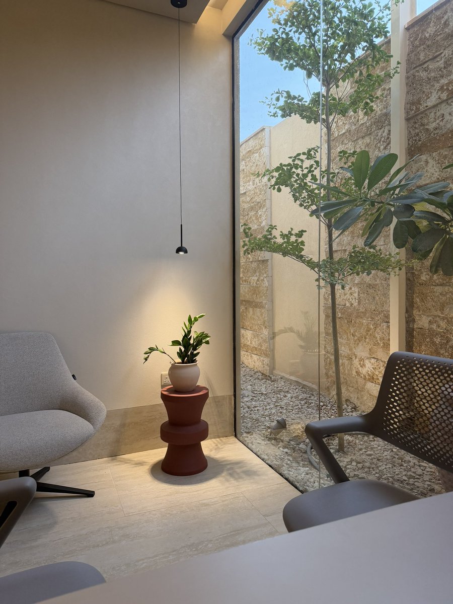 تقول لي أحد الأمهات:
“كنت أحسب إذا كبروا عيالي يخفّ خوفي عليهم بس ما دريت إنهم كل ما كبروا كبر خوفي أكثر.”

يا قلب الأم: 
يبدأ القلق مع خطواتهم الأولى🐾،
ويشتدّ كلما ابتعدوا أكثر نحو حياتهم.

يكبرون… ويتزوجون…
ويبقى قلبك معلّقًا بسعادتهم,
واسعًا لكل شيء إلا ألمٌ يمسّهم 💔