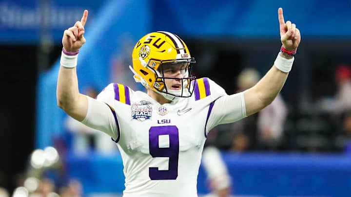 2019 LSU Offensive Clinic 🧵

Philosophy
1: Keep it simple
2: Get Our Speed in Space
3: Apply Pressure &amp; Attack
4: Have the Chalk Last
5: Protect the Football &amp; Be Physical

- DUO
- Travolta Concept (Doubles Go + Middle Read)
- Bench
- 4 Verticals + Shallow
- WR Drills (Joe
