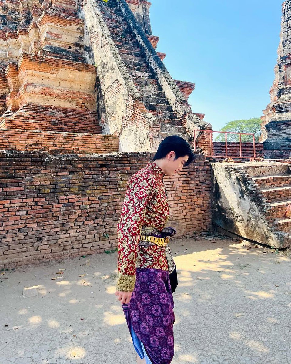 tuawinan's tweet photo. Evocative confluence of heritage and heart. Clad in the resplendence of Siam, standing with Hia amidst the venerable ruins. A dual narrative: the pensive soul and the shared, vibrant epoch. This indelible bond echoes through the sublime vestiges of time. https://t.co/ddNI5OGyM2