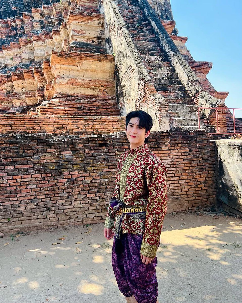 tuawinan's tweet photo. Evocative confluence of heritage and heart. Clad in the resplendence of Siam, standing with Hia amidst the venerable ruins. A dual narrative: the pensive soul and the shared, vibrant epoch. This indelible bond echoes through the sublime vestiges of time. https://t.co/ddNI5OGyM2