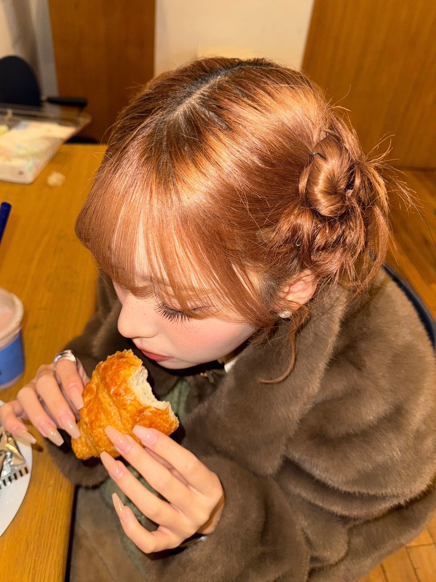 RESCENEPLUSCHAT's tweet image. 📸 | 251208
 
#MAY Yum yum 🥐🍴😋
 
#RESCENE #리센느 @RESCENEofficial