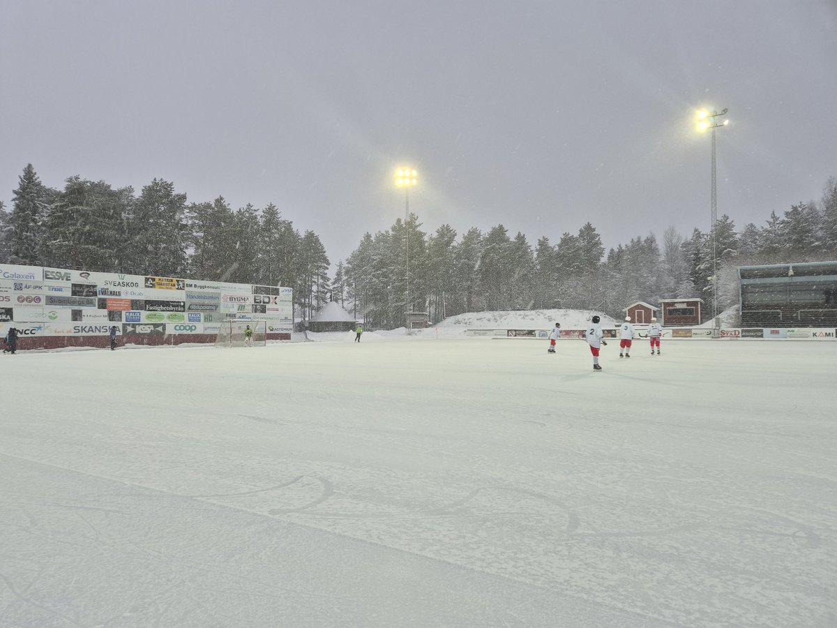 En liten text om Kalix Bandys div3-lag och deras premiärhelg.
sargvakten.se/tva-matcher-tv…