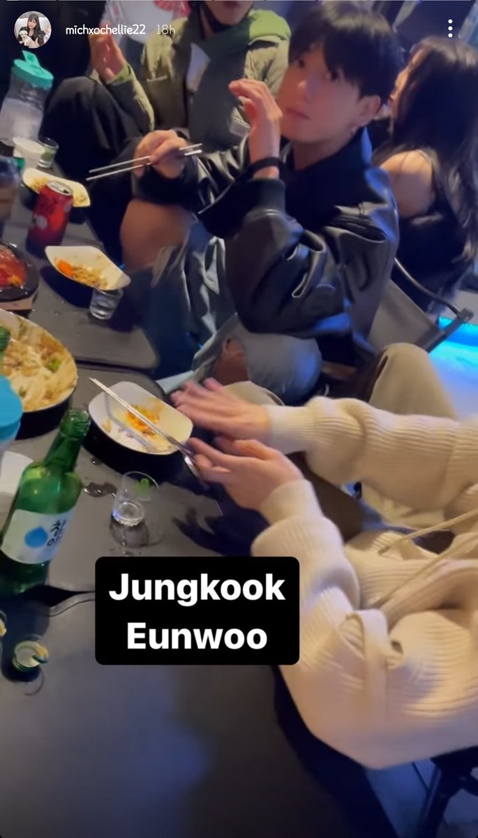 1461887l's tweet photo. 영상을 잘 보면 차은우랑 정국 사이에 있는 여자가 영상을 찍는 팬의 일행이고, 저 여자랑 영상을 촬영한 팬이 97즈한테 같이 사진 찍어도 되냐고 물어봐서 재현이 거절한 거예요
그리고 저 여자와 팬은 정국이랑 차은우가 먹던 컵을 그대로 들고 갔고요 
무개념 팬들한테 피해본 일인데 날조하지마요 https://t.co/GyWPkWPqgi