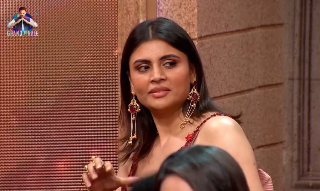 realitybar_yt's tweet photo. #MaltiChahar bashed #ShehbazBadesha  in front of salman khan on the stage of Grand Finale https://t.co/PQgievyEc3