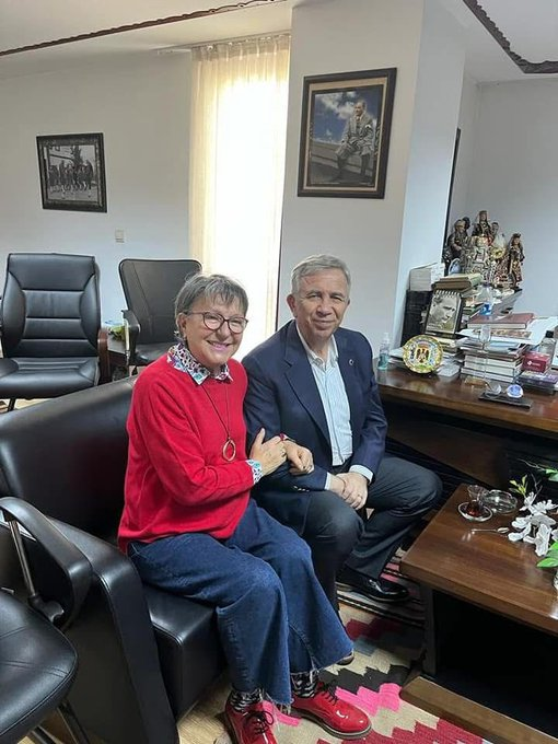 zekibahce's tweet photo. 🔴CHP’de tiyatro bitmez..

Sokak röportajı adı altında Mansur Yavaş güzellemesi yapan kadının, CHP il başkan yardımcısı Tane Özbek olduğu ve BELPA’da yönetici olarak görev yaptığı ortaya çıktı. https://t.co/TIQKqqNyVs