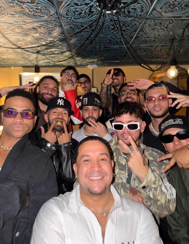feidsite's tweet image. Feid junto a Alvaro Diaz, Rauw Alejandro, Mora, Lyanno, Papi Sousa y Caleb Calloway.